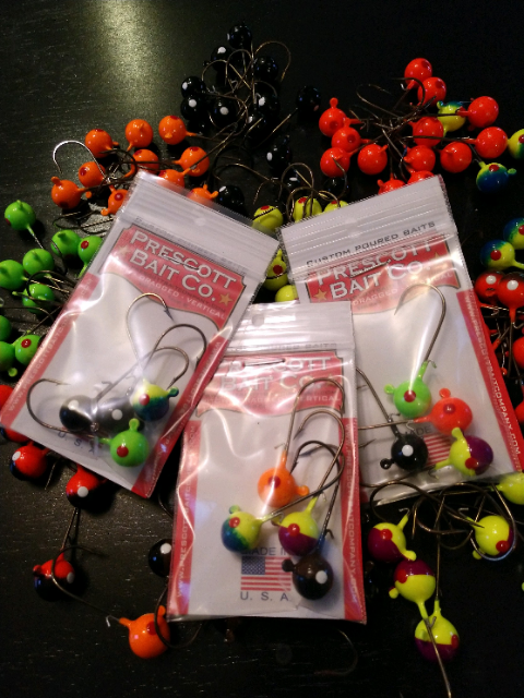 Round jig head 4 packs. Round headed jigs with wire keeper. Round heads come in 2 sizes 3/16 and 1/4 oz. These jigs are perfect for our Flukes!